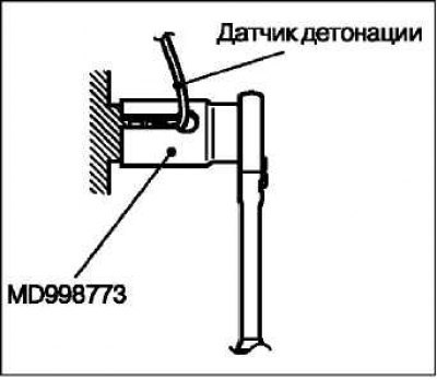 Отсоедините разъём датчика детонации 1.