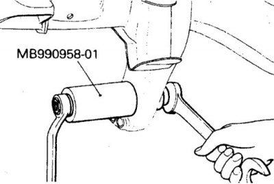 1. Приспособлением МВ990958-01 выпрессуйте втулки…
