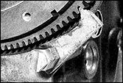 2. Зафиксируйте маховик от проворачивания.