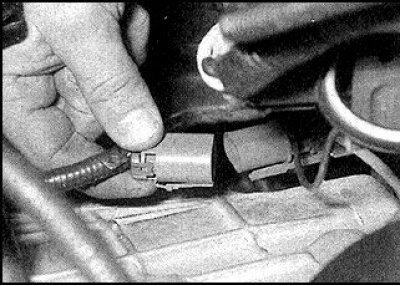 9. Отсоедините разъемы проводов датчика нейтрального положения и выключателя заднего хода (справа…