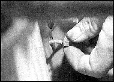 5. Отверните две задние гайки.
