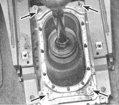 5. Снимите консоль (см. Главу Кузов). Отсоедините…