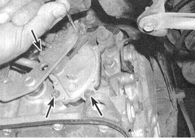 1. Отсоедините трос привода переключения от…