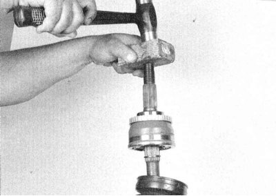 4. Уперев вал вертикально в поверхность верстака,…