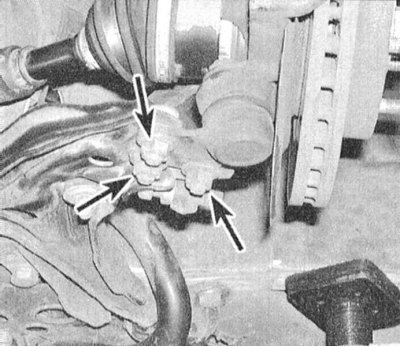 3. На моделях 1993 и 1994 г.г. вып. отболтите шаровую опору от рычага управления подвески. На…