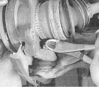 3. На моделях 1993 и 1994 г.г. вып. отболтите шаровую опору от рычага управления подвески. На…