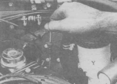 4.4в На двигателях V6 щуп расположен в задней…