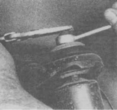 4.2 Отворачивание гайки штока амортизатора