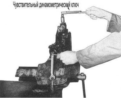 16. Зажмите сборку рулевого механизма в тиски…