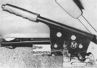 2. Отдайте крепежный болт и отсоедините от…