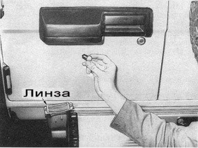 2. Нажмите на лампу, поверните ее против часовой…
