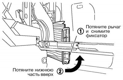 2. Нажмите на рычаг внизу салонного фильтра,…