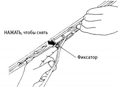 2. Для снятия щетки удерживайте нажатым ее фиксатор.