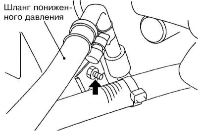 6. Удерживая кронштейн, снимите шланг пониженного…