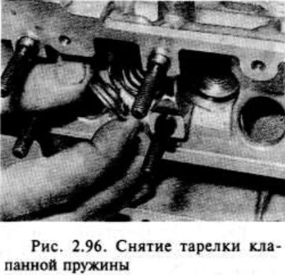 Сожмите клапанную пружину для снятия давления с…
