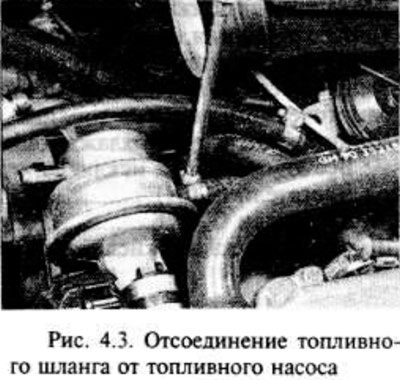 Положите чистый тампон под выходное отверстие…