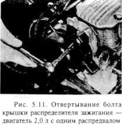 С помощью торцевого ключа Топ отверните три болта…