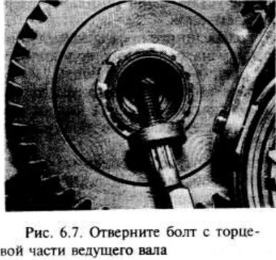 С помощью двенадцатигранного ключа отверните болт…
