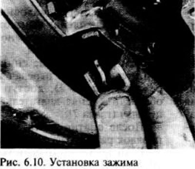 Пусть помощник нажмет на педаль сцепления до…