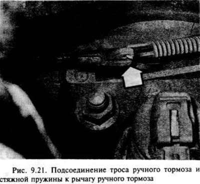 Отсоедините трос ручного тормоза и оттяжную…