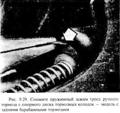 Плоскогубцами извлеките зажимы, которыми…