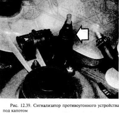 С помощью отвертки осторожно освободите зажим и…