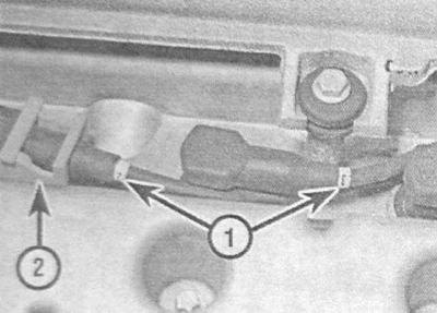 3. На моделях 1.6 л SOHC и 2.0 л, если не видна…