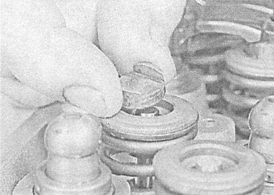 2. Сняв корпус газораспределительного механизма,…