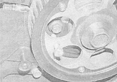 4. На моделях 1.7 DOHC фиксация поршней может…