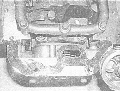 9. На двигателях 1.7 л DOHC снимите прикрепленную…