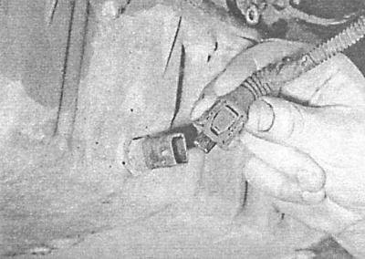 3. Отсоедините электропроводку и выверните датчик…