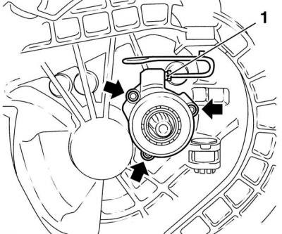 1 - Гайка штуцерного соединения гидравлической линии; Стрелки - Болты крепления цилиндра