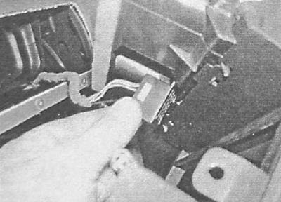 9. Снимите выключатель аварийной сигнализации…