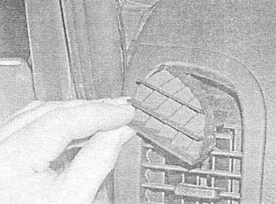 21. Снимите дефлектор правого воздуховода.