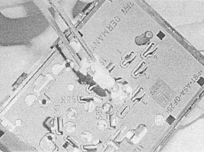 2. При помощи пинцета выверните патрон лампы из…