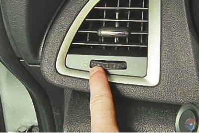 При повороте до упора влево заслонка полностью…