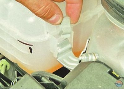 7. …снимите фиксатор…