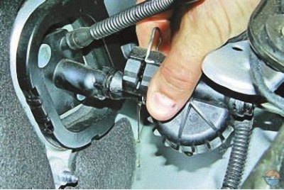 12. …и отсоедините демпфер от главного цилиндра.