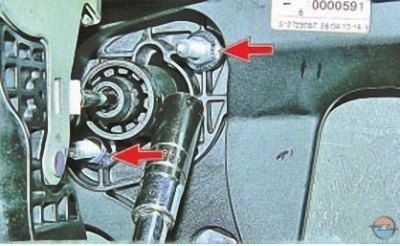 13. Под панелью приборов отверните две гайки крепления главного цилиндра привода выключения…
