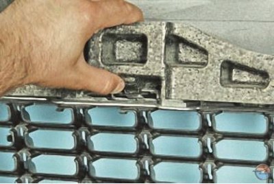2. Отожмите вверх два фиксатора…