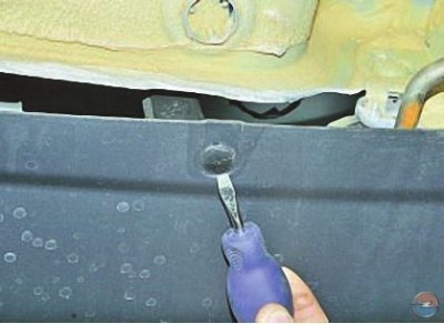 5. Снизу автомобиля подденьте отверткой фиксаторы…