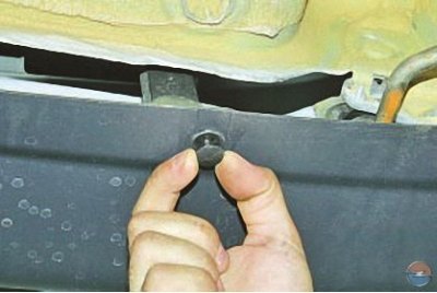 6. …выдвиньте фиксаторы вниз…