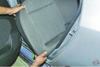 4. …и выньте подушку из салона автомобиля.