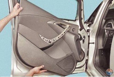 1. Снимите обивку передней двери (см. Снятие и…