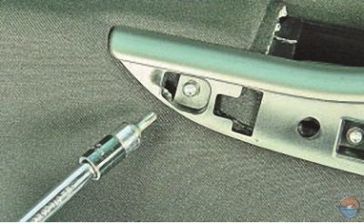 2. Выверните три винта крепления облицовки…