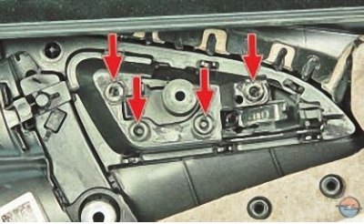 4. С внутренней стороны обивки двери размягчите…