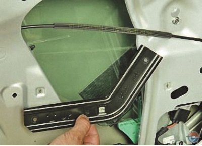4. …и снимите кронштейн.