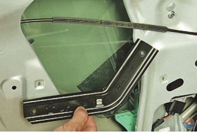 4. …и снимите кронштейн.