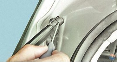 4. Поддев отверткой, снимите фиксатор нижнего…