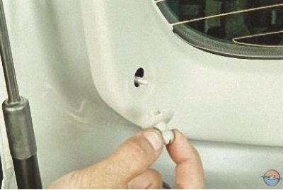 10. …и отверните держатели со шпилек.